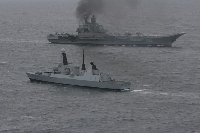 Det russiske hangarskipet Admiral Kuznetsov på vei nordover i Den engelske kanalen i mai 2014, der det følges av en britisk Type 45-jager.
