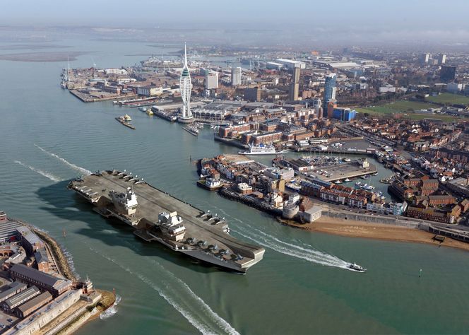 Illustrasjon (CGI) av HMS Queen Elizabeth som ankommer Portsmouth.