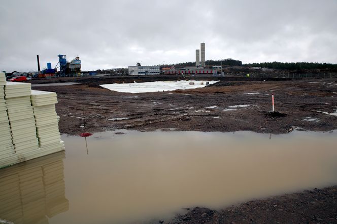 Nytt sentrum: Grunnarbeidene på tomta til det nye kommunehuset har startet, men står for øyeblikket stille etter at en forretningseier har klaget på detaljplanen. Denne klagen må behandles før de får ny byggetillatelse. Foreløpig er åpningen av den nye bykjernens hjerte utsatt med ett år, til 2017.