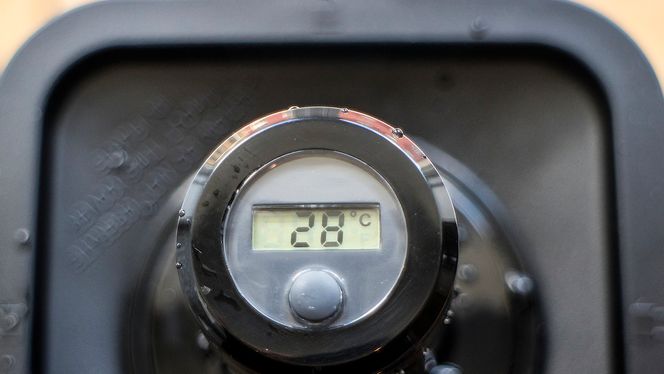 Termokontoll: På toppen av matstapperen finner vi et termometer som tar tempen på blandingen. Det tar ikke mange minutters røring på full fart å få en lunken blanding til å bli varm suppe.