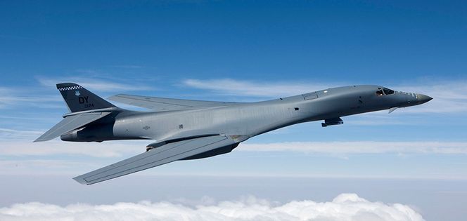 B-1B Lancer kan bære rundt tre tonn mer våpen enn B-52.