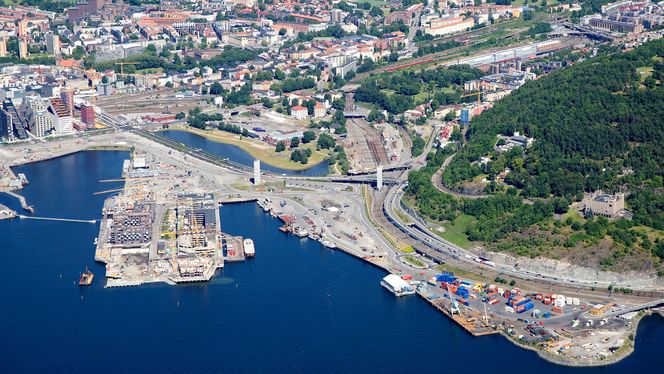 Follobanen går inn i Ekebergåsen fra Middelalderparken. Inne i åsen går det nær oljelselskapenes drivstofflager.