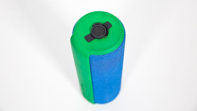 Portene i bunn er dekket av et deksel, og høyttalermeshen er tett. Til sammen gjør det UE Boom sprutsikker.