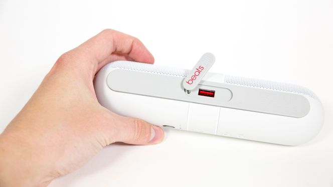 Beats Pill har en smart funksjon - den kan lade telefonen din om du holder på å gå tom.