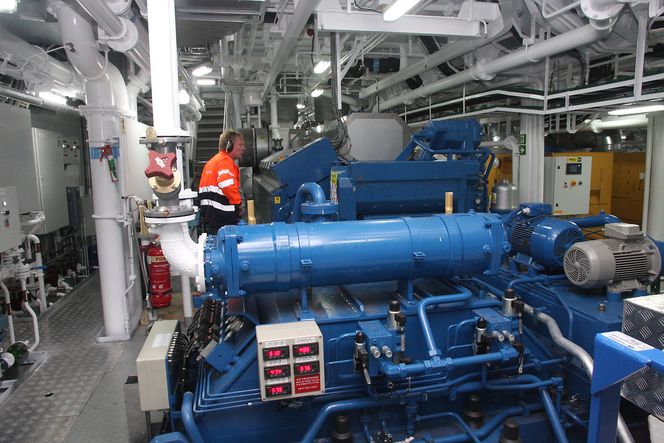 Maskinsjef Asbjørn Haldorsen inspiserer den ene av to Wärtsilä hovedmotorer.