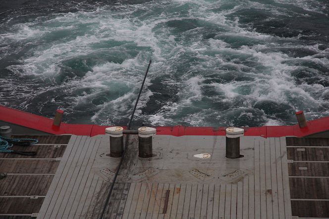 Vaieren er strammet med en trekkraft på rundt 240 tonn. Den skal tåle 500 tonn. Det er Vard Langsten som har montert pullert og kjetting med waier for å teste sine egne fartøy. Noryards har leid plass.