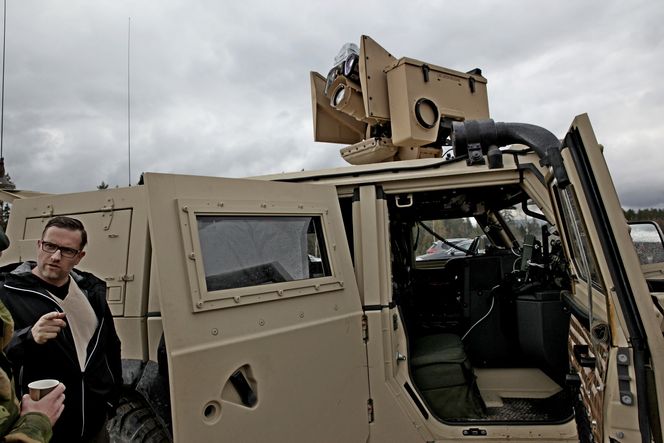 Augmenti-sjef Lars Inge Solhaug under en demonstrasjon på Rena øvingsfelt. AWARE-demonstratoren er for anledningen implementert på denne våpenstasjonen som sitter på en Iveco LMV.