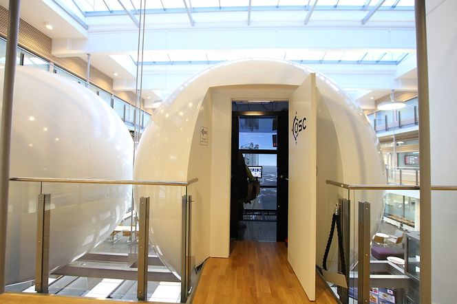 Simuleringen skjer i en kule på om lag 15 meter diameter. Den inneholder en komplett skipsbro med alle relevante kontroller og systemer.