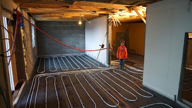 Når man pusser opp, lønner det seg å redusere energiforbruket i samme slengen, er forskernes råd. Denne kjelleren har fått vannbåren varme. Nå kan du få proff hjelp til å velge rett tiltak til rett hus.