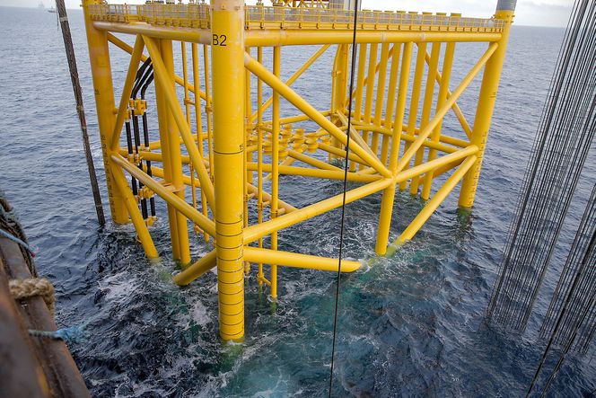 Totalt er understellet 137 meter høyt, og det ble løftet sakte ned til havbunnen på 112 meters dybde.