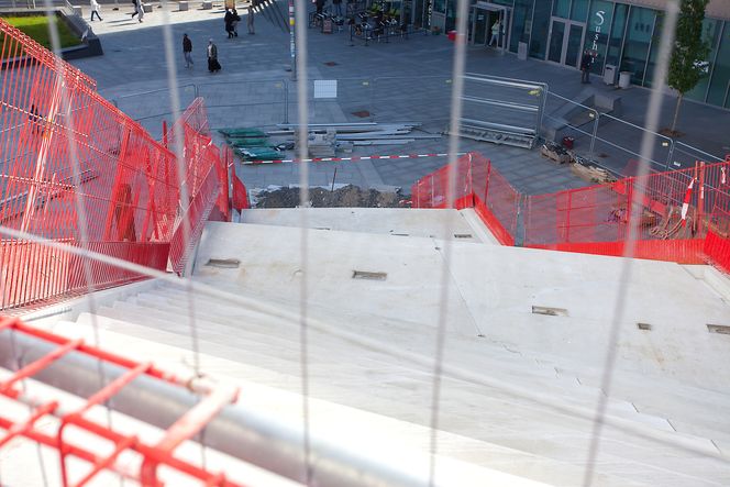 Allerede et halvt år etter åpningen i 2011 begynte trappen til gangbroen i Bjørvika å sprekke. Nå jobbes det med å legge nytt fundament.