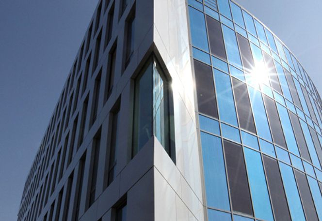 Eksempler på BIPV= building integrated photovoltaics,  som glassystemer for bruk i tak