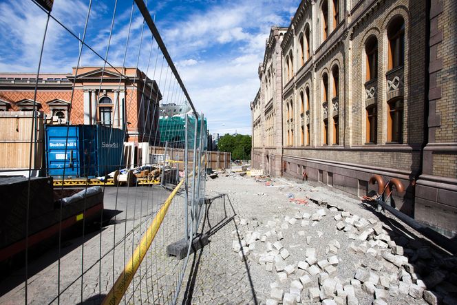 Overaskende funn av infrastruktur i grunnen har ført til forsinkelser på rundt et halvår for post- og varemottaket.