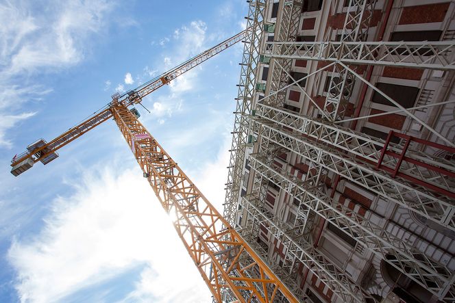 For å sikre den verneverdige fasaden på Prinsens gate 26 avstives den med omtrent 120 tonn stål.