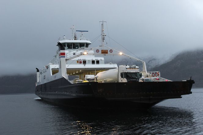 MF Lote ble bygget i 2006 og har plass til 120 biler og 438 passasjerer. Overfartstiden på 10 minutter er ideell for batteridrift.