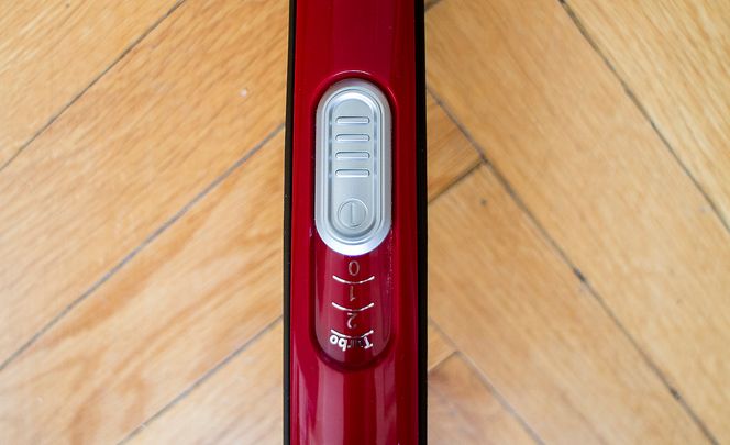 Tretrinns: Det er tre effekttrinn på Athlet. Førstetrinn bare suger. På andre trinn starter børsten og på tredje trinn går både sugeviften og børstemotoren på full effekt.