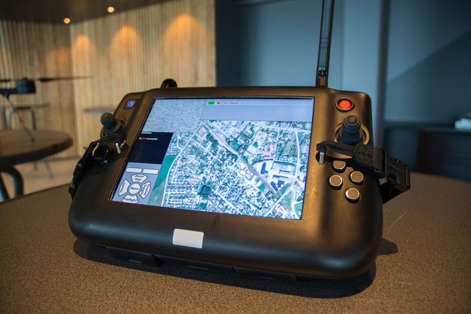 Systemet til dronen laster inn kart, som det kan styres etter, og det kan også legges opp ruter på forhånd, som den flyr selv ved hjelp av autonom teknologi.