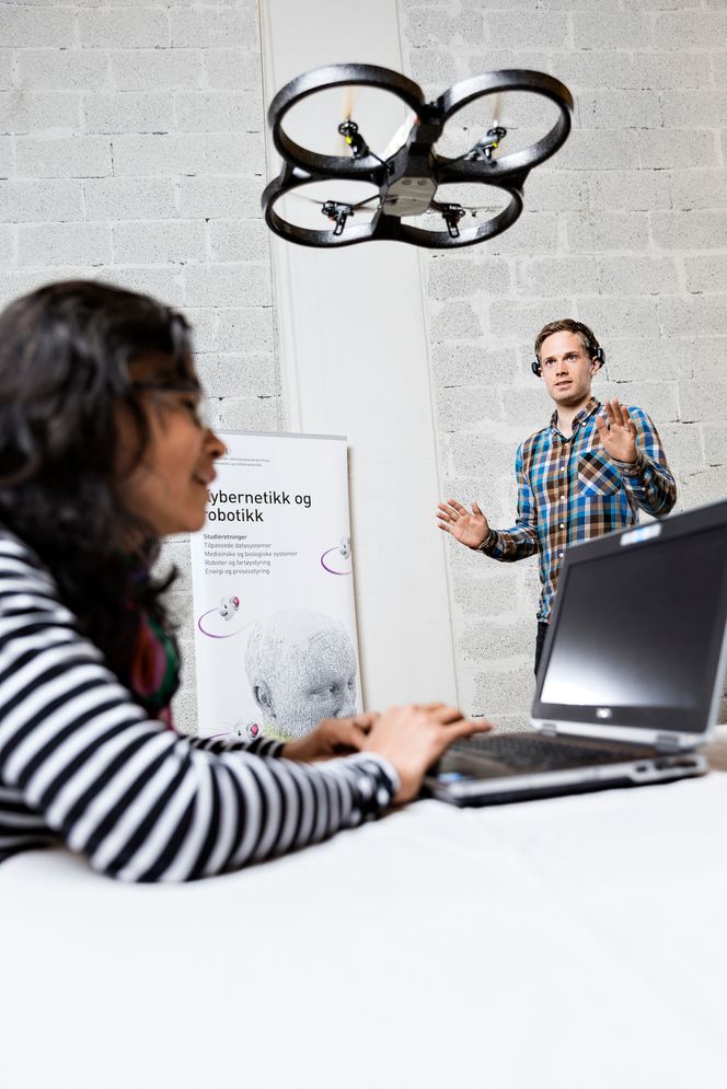 Professor Marta Molinas og doktorgradsstipendiat Atle Rygg Årdal i laboratoriet for droner. Foto: Geir Mogen