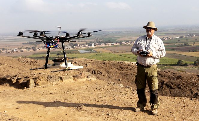 Trådløse systemer for forbrukere vokser så raskt at myndighetene har innført regler for bruk. De reglene skaper hindringer for industriell bruk av 2.4 GHz-båndet. Her en arkeolog som bruker drone til å undersøke byggeplasser. FOTO: REUTERS