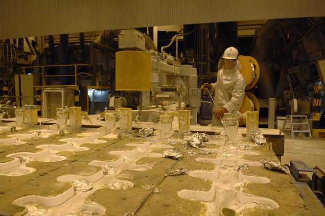 Fra støping på Karmøy, etter oppgraderingen vil det gå med langt mindre elektrisitet til å produsere aluminiumet. Foto: Hydro