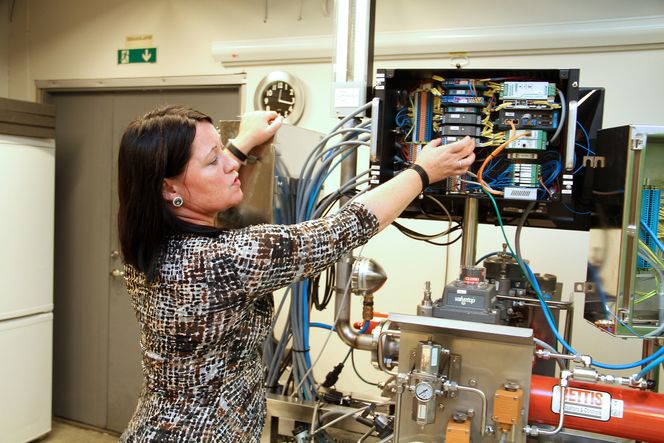 Margrethe Hauge ved bedriftens eneste helt egenutviklete og egenproduserte produkt, ValveWatch. Utviklet etter brannulykken på Piper Alpha i britisk sektor.