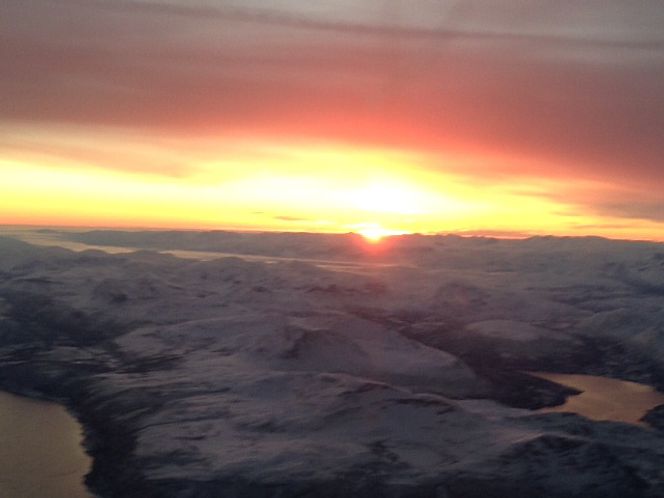 Teknisk Ukeblad fikk tilsendt dette bildet av soloppgangen mellom Evenes og Tromsø fra Terje Hansen, som var ombord på den første flyvningen nordover med BMI.  Flott flytur med et bra fly med god frokost, skriver han.