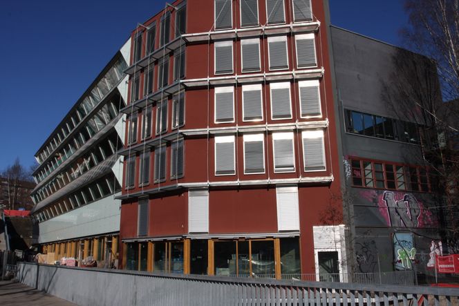 Bellonahuset: Sammen med Veidekke besluttet Aspelin Ramm at Bellonahuset skulle få energiklasse A før noen kjente kravene. På den spesielle fasaden er det solfangere.  Netto energibehov er 96 kWh/m2 år mens levert energi er beregnet til 76 kWh/m2 år.