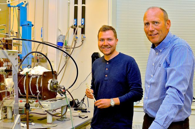 Kartlegger egenskapene: Tor Olav Sunde måler ledningsevnen til tynnfilmene. Ledningsevnen er kanskje den aller viktigste parameteren for TCO-filmer. Ledningsevneutstyret kan plasseres i en tett ovn slik at ledningsevnen kan måles ved høye temperaturer og i forskjellige gassatmosfærer. Utstyret er bygget og designet av forskningsgruppa ved NTNU. Her sammen med professor og tidligere veileder ved NTNU, Tor Grande.