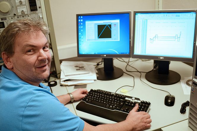 Strenge krav: Vidar Pettersen ved Ife i Halden måler diameteren på et kapslingsrør. Til denne testen er det kalibreringstrinn på 50 mikrometer (50 tusendels millimeter). Slike krav stilles til følsomhet og sikkerhet i drift av kjernereaktorer.
⇥ Foto: Einar Kr. Holtet