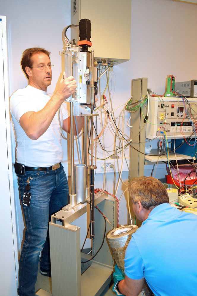 Unge forskereFølsomt: Instrumentene som testes i Ifes kalibrerings­verksted er følsomme, med en nøyaktighet på 1 mikrometer (1 tusendels milli­meter).  Det er Steinar Solstad (t.v.) og Vidar Pettersen som her tester prototypen til en ny diametermåler i Halden. ⇥Foto: Einar Kr. Holtet