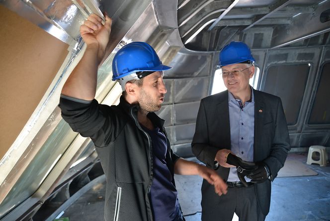Innvendig: Reder og byggeleder Nils André Taranger (t.v.) forteller stolt at tråleren Magnarson snart kan ta imot russiske turister. Foto: Fredrik Drevon