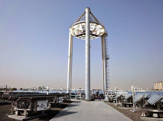Varme fra denne gigantiske solfangeren utenfor Abu Dhabi skal til sommeren lagres i spesialutviklet betong ved hjelp av norsk teknologi.