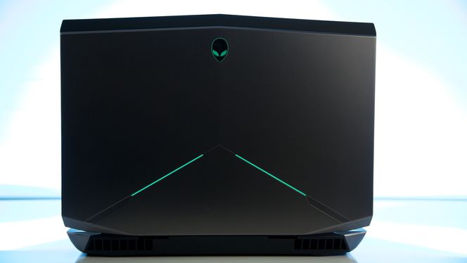 Sammenliknet med resten av effektene på maskinen er Alienware-logoen på skjermlokket ganske snill.