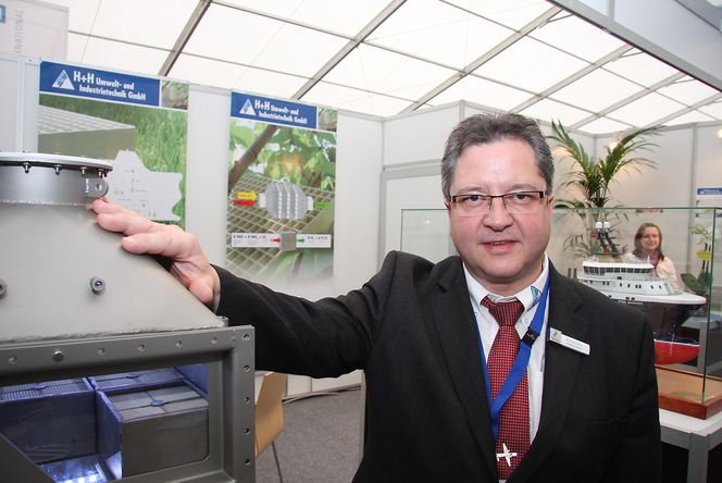 DOMINANS: Administrerende direktør Michael Heck i H+H Umwelt und industritechnik med modell av katalysatoren de har tatt 90 prosent av markedet med.
