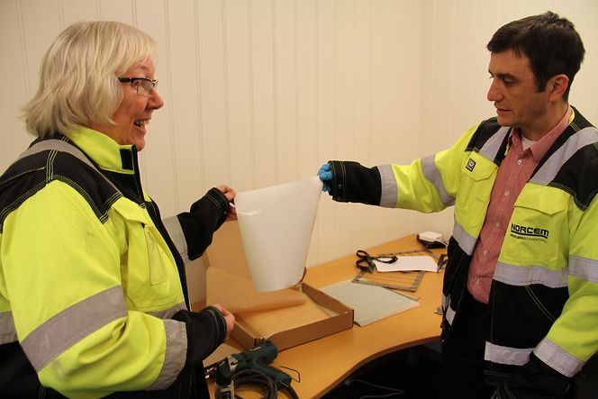 Papir: Polyvinylmembranen ser til forveksling ut som glanset papir. Her professor May Britt Hägg sammen med Marius Sandru fra Sintef.
