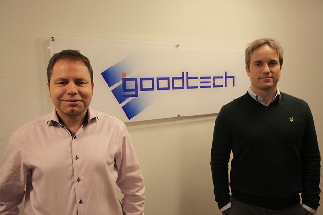 – Jeg er kjempeglad, overraska og veldig stolt for å bli vurdert etter så mange år, det henger virkelig høyt, forteller Arne B. Svendsen (t.h.). Ved hans side står konserndirektør Magne Reierson.