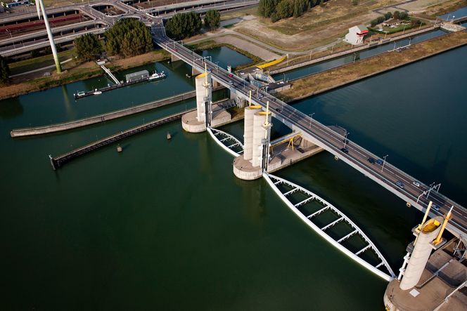 Hartelsikringen i Nederland kan heves opp og ned slik at skip og båter kan komme forbi. Foto: iStock