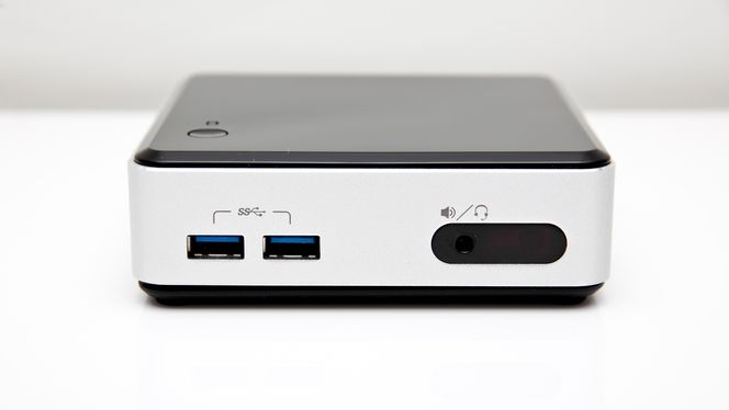 Fronten har utgang for lyd og to USB-porter.