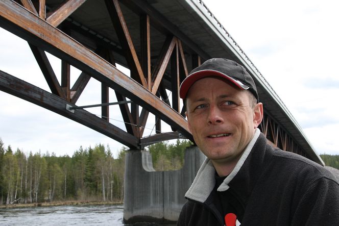 Rune Abrahamsen hos Sweco stiller seg hoderystende til det foreslåtte forbudet. Her ved Kjølsæterbrua, som han hadde prosjekteringsansvaret for. Kjølsæterbrua er en av verdens sterkeste trebruer, men den har betongdekke.