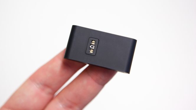 Pulsmåler: En egen sensor lar deg måle pulsen ved å lyse gjennom fingeren.