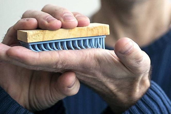 Piggene bøyer av under hardt trykk og absorberer dermed et eventuelt fall.