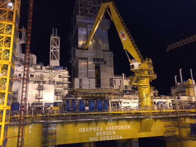 Rett: Riggen er satt på 21 meters dyp ved kai. Det er ukjent om mye utstyr er ødelagt og må skiftes. Riggens dypgang ved boreoperasjoner er 23 meter.