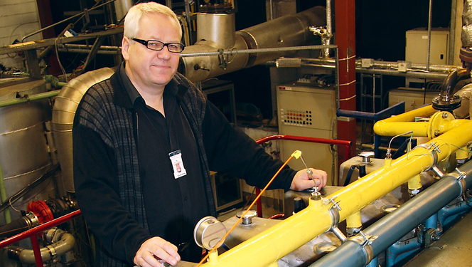 Termodynamikk: Forskningssjef Per Magne Einang ved Marintek har forsket på gassmotorer siden 80-tallet. De fysiske lover kommer man aldri unna, er hans mantra.