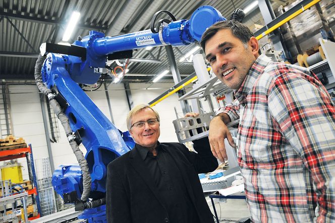 Blåmann: Skala Robotech tilpasser og designer verktøy og systemer rundt de blå Motoman-robotene. Til venstre daglig leder Ulf Brekke sammen med salgsansvarlig Bent Kløvstad. ⇥Foto: Even Fladberg / Automatisering