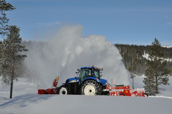Kraft: Traktormontert snøfreser fra Duun. Med økt kapasitet, er mulighetene for å dekke eksportmarkedet økt. Foto. Duun Industrier