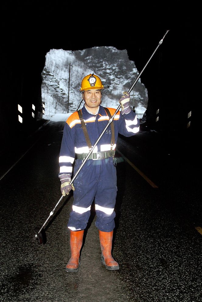 Charlie Chunlin Li. Professoren, bergingeniøren og oppfinneren av D-Bolt med «babyen» i hånden, i en tunnel på gamle E39.