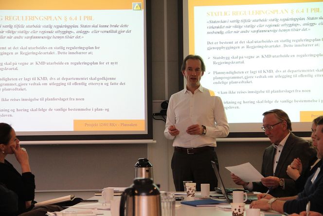 Avdelingsdirektør Jo Ulltveit-Moe i Statsbygg presenterer utfordringene knyttet til statlig reguleringsplan for nytt regjeringskvartal for interesserte bedrifter. Til høyre i bildet prosjektleder i planseksjonen, Tore Kildal. Foto: Joachim Seehusen