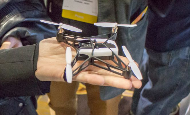 En i hånda: Det minste helikopteret til Parrot er ikke rare greiene.