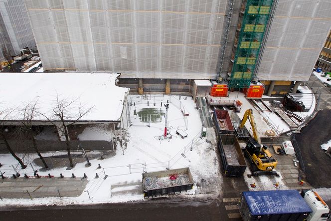 Høyblokken, Grubbegata.  Den grønne flekken er der bombebilen stod. Foto: Berit Roald / Scanpix