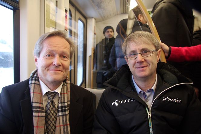 Dekningsdirektør i Telenor, Bjørn Amundsen, kunne fornøyd registrere 70 Mbit/s på smarttelefonen ved Vestli stasjon. Her med konsernsjef i Sporveien, Cato Hellesjø.